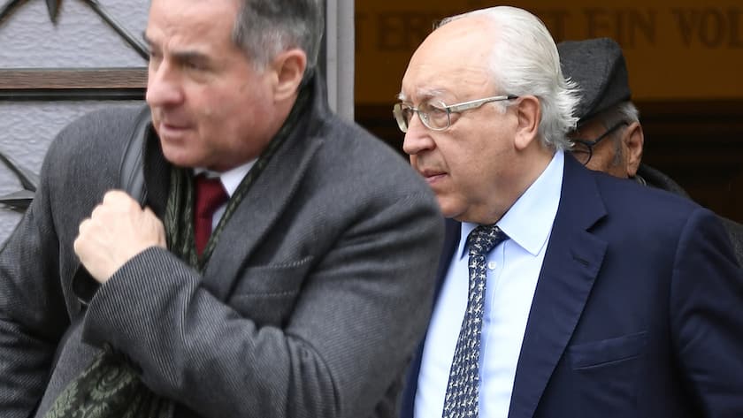 Dolder-Besitzer und Kunstsammler Urs E. Schwarzenbach, rechts, und PR - Berater Sacha Wigdorovits,, links, verlassen das Buelacher Bezirksgericht am Dienstag, 28. November 2017. Die Oberzolldirektion hat dem Kunstsammler, Financier und Dolder-Hotelier Urs E. Schwarzenbach eine Busse von 4 Millionen Franken auferlegt. Der Milliardaer soll jahrelang Kunstgegenstaende unverzollt eingefuehrt haben. Schwarzenbach wehrt sich vor dem Bezirksgericht Buelach gegen die Strafverfuegung. (KEYSTONE/Walter Bieri)