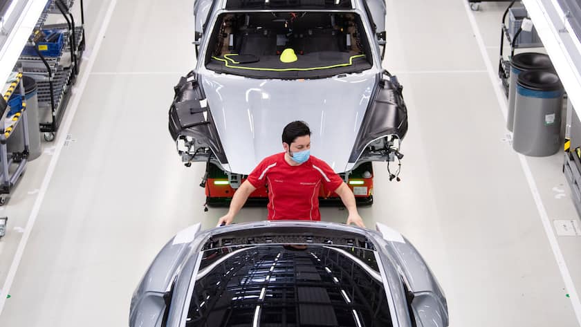 12.05.2020, Baden-Württemberg, Stuttgart: Ein Mitarbeiter der Porsche AG hat in der Produktion des batterieelektrische angetriebenen Sportwagens Porsche Taycan einen Mundschutz an. Foto: Marijan Murat/dpa +++ dpa-Bildfunk +++ (KEYSTONE/DPA/Marijan Murat)