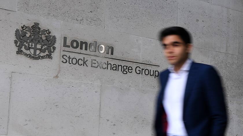 epa06500205 A man leaves the London Stock Exchange in the City of London, Britain, 06 February 2018. The global sell-off continued across Europe on 06 February. The Financial Times Stock Exchange 100 Index, also called the FTSE 100 Index, FTSE 100 was down 2.2 per cent or 158.47 points, at 7,176.51 at noon on 06 Frebruary 2018. EPA-EFE/ANDY RAIN
