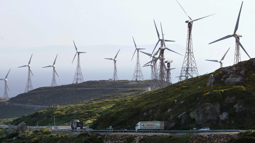 Die Rotoren der Windkraftwerke drehen sich am Montag, 12. Mai 2003, an der Südspitze Spaniens bei Tarifa im starken Wind. (KEYSTONE/Alessandro della Valle)