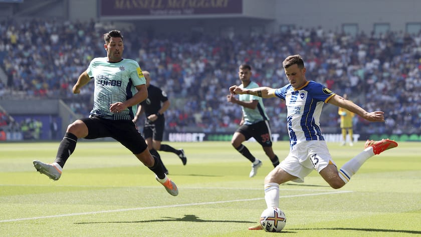 Pascal Gross von Brighton und Hove Albion überquert das Spielfeld während ihres Fussballspiels der englischen Premier League gegen Newcastle im AMEX Stadium in Brighton, England.
