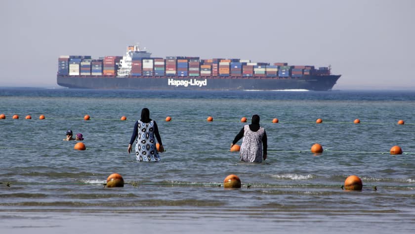 Ein Containerschiff von Hapag-Lloyd im Suezkanal.