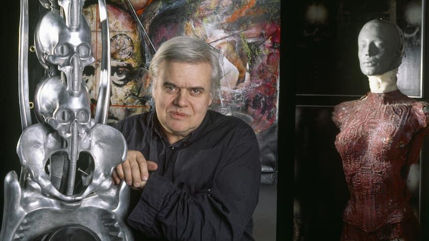 Portrait of Swiss artist HR Giger, pictured on January 29, 1995, in his house in Zurich, Switzerland. (KEYSTONE/Martin Ruetschi)Portrait des Schweizer Kuenstlers HR Giger, mit einem von ihm entworfenen Stuhl, aufgenommen am 29. Januar 1995 in seinem Wohnhaus in Zuerich. (KEYSTONE/Martin Ruetschi)