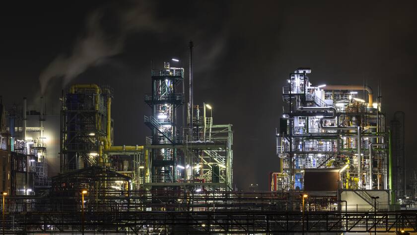 14.11.2022, Hessen, Frankfurt/Main: Der Industriepark Höchst ist einer der größten Chemie- und Pharmastandorte Europas. Die chemische Industrie trägt einen hohen Anteil der Treibhausgas-Emissionen. Foto: Hannes P. Albert/dpa +++ dpa-Bildfunk +++ (KEYSTONE/DPA/Hannes P. Albert)