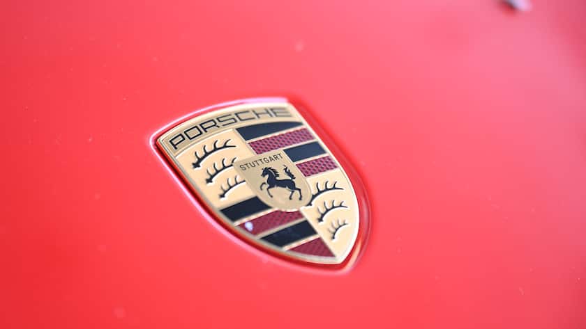 Piëch-Familie steht unter Druck 18.07.2025, Baden-Württemberg, Stuttgart: Das Logo von Porsche ist an der Motorhaube eines Porsches angebracht. Porsche-Vorstandschef Blume hat die Beschäftigten des Sportwagenbauers auf eine weitere harte Sparrunde eingestimmt. Foto: Bernd Weißbrod/dpa +++ dpa-Bildfunk +++ (KEYSTONE/DPA/Bernd Weißbrod)