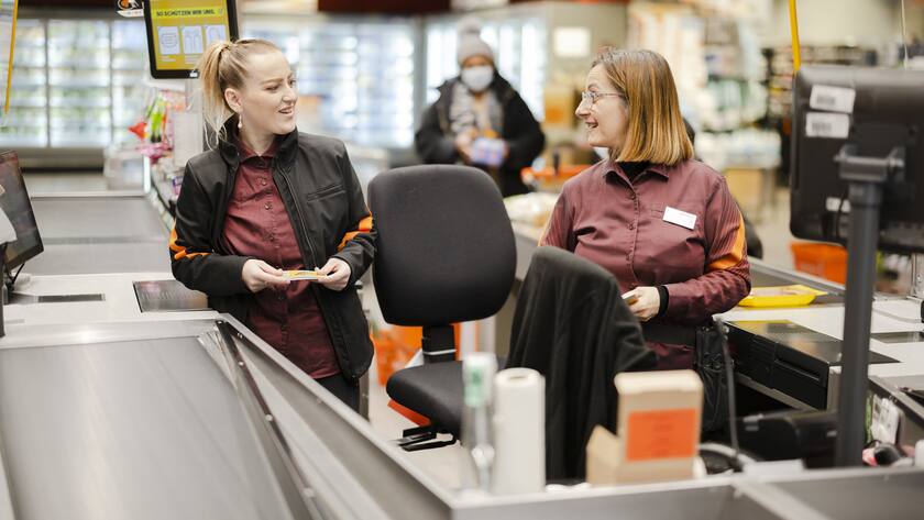 Die Verkaeuferinnen Stefania Kaufmann, rechts, und Arbenita Dalipi, links, bedienen Kunden in der Migros am Limmatplatz, am Donnerstag, 17. Februar 2022 in Zuerich. Der Bundesrat hebt per Donnerstag fast alle Corona-Massnahmen auf. Dazu gehoert auch die Maskenpflicht in Laeden, Restaurants und am Arbeitsplatz. Restaurants, Veranstaltungen und Kultureinrichtungen sind wieder ohne Covid-Zertifikat zugaenglich. (KEYSTONE/Michael Buholzer)