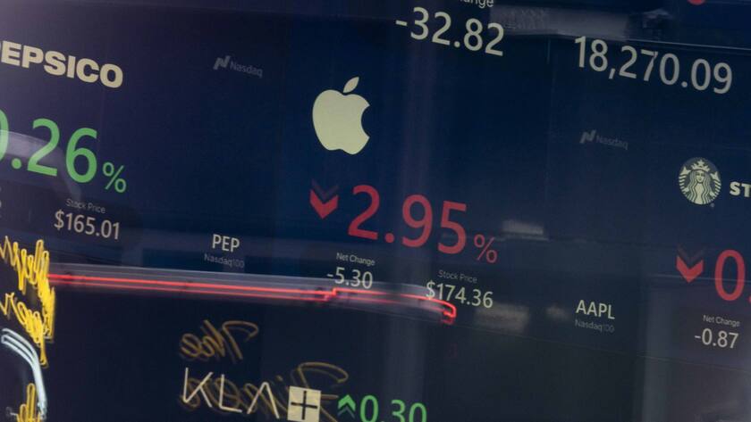 Wieso bei Apple zurzeit alles schiefläuft epa11199230 A screen shows the stock price for the Apple company at the Nasdaq composite stock exchange in New York, New York, USA, 04 March 2024. Shares of the Apple company dropped today after the European Commission announced it was fining Apple ?1.8 billion euro/ $1.95 billion for alleged antitrust action due to alleged abuse of its position in the music streaming apps market. EPA/JUSTIN LANE