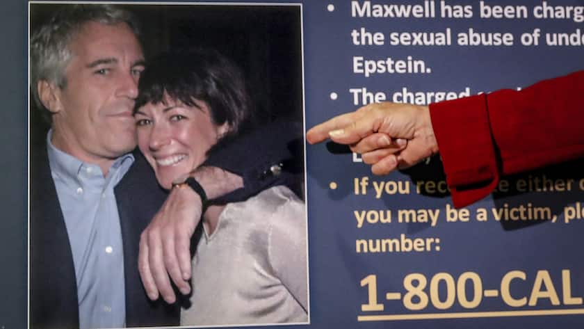 Jeffrey Epstein beging nach seiner Verhaftung 2019 Selbstmord. Seine Freundin Ghislaine Maxwell wurde 2022 zu zwanzig Jahren Haft verurteilt.