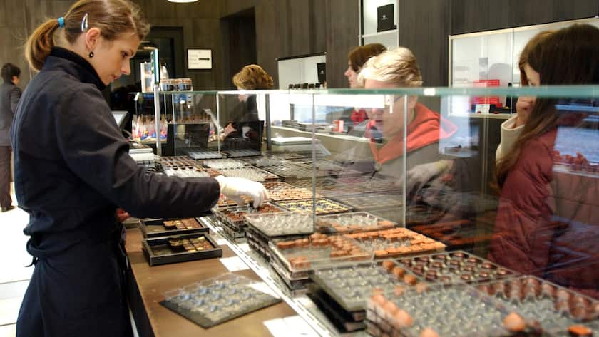 Verkäuferin in einer Chocolaterie.