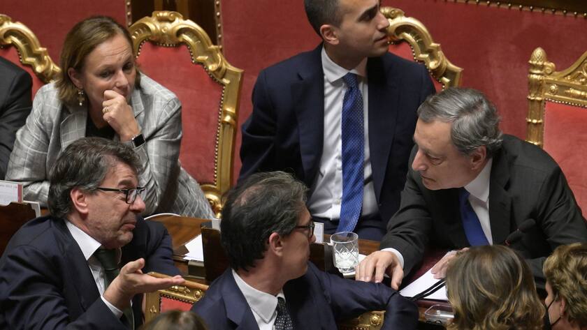 Mario Draghi (r.) und seine Regierung dürften bald Geschichte sein.