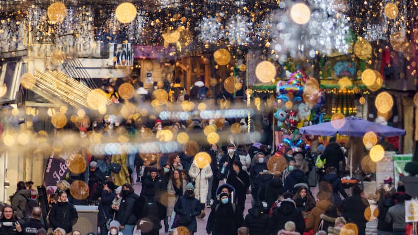 Zahlreiche Menschen, zumeist mit Mund-Nasenschutz, sind unter der Weihnachtsbeleuchtung in der Fußgängerzone der Gießener Innenstadt unterwegs. Foto: Frank Rumpenhorst/dpa +++ dpa-Bildfunk +++ (KEYSTONE/DPA/Frank Rumpenhorst)