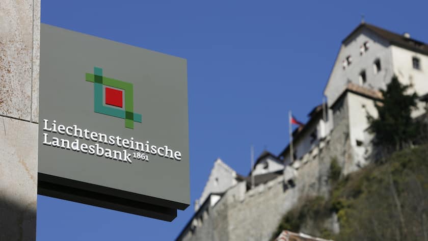 View of the logo of the Federal State bank of Lichtenstein (LLB) and the princely castel in Vaduz in the Principality of Liechtenstein, pictured on Tuesday, February 26, 2008. (KEYSTONE/Arno Balzarini)Liechtensteinische Landesbank (LLB) mit dem fuerstlichen Schloss in Vaduz im Fuerstentum Liechtenstein, aufgenommen am Dienstag, 26. Februar 2008. (KEYSTONE/Arno Balzarini)