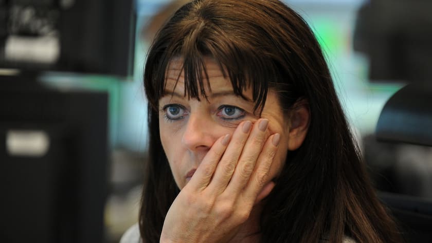 Ein Börsenhändlerin betrachtet am Freitag (23.09.11) in der Deutschen Boerse in Frankfurt am Main die Aktienkurse auf ihren Monitoren.