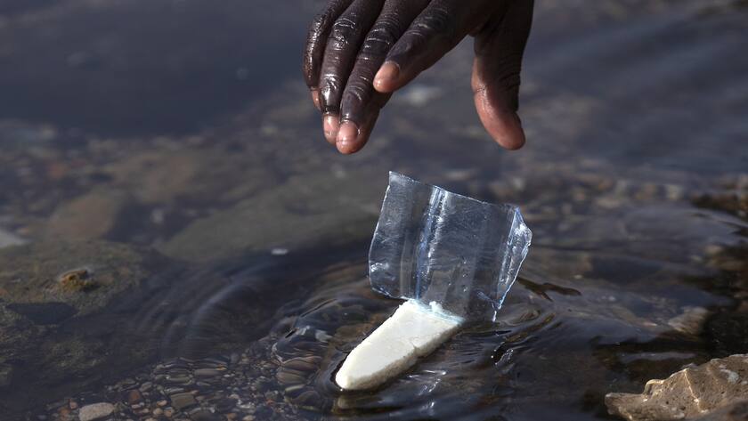 Unternehmen wie Nestlé müssen die Plastik-Verschmutzung, hier am Meer in Senegal, in den Griff bekommen. Ob das biologische Recycling der Schlüssel ist?