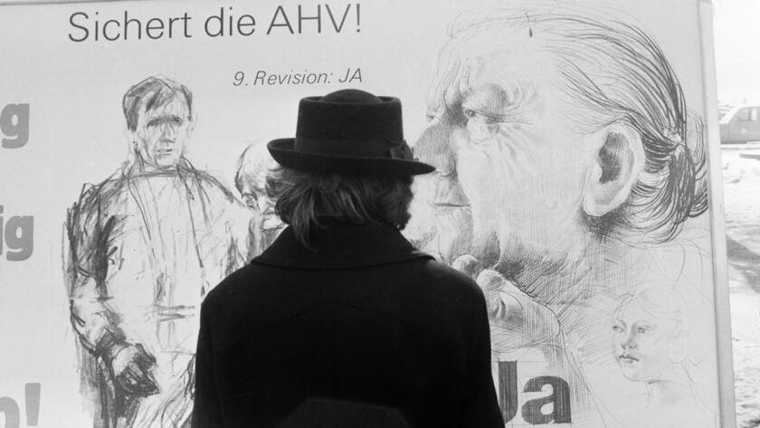 Eine Passantin betrachtet ein Plakat mit einer Zeichnung des Kuenstlers Hans Erni, mit dem fuer die Zustimmung zur 9. AHV-Revision im Januar 1978 geworben wird. (KEYSTONE/PHOTOPRESS-ARCHIV/Str)