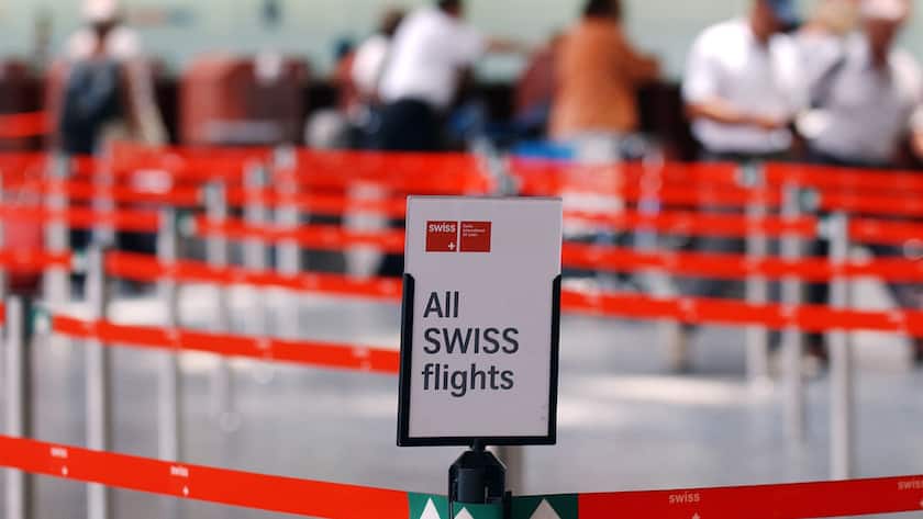 Ein ziemlich leerer Terminal A im Flughafenauf dem Flughafen Zuerich in Kloten, aufgenommen am Dienstag, 24. Juni 2003. Wie die Swiss an einer Medienkonferenz in Basel bekanntgab will die Fluggesellschaft mit einem radikalen Kapazitaetsabbau einen Ausweg aus der Krise finden. Die Flotte wird um einen Drittel auf noch 74 Jets verkleinert. Rund 3000 der insgesamt 9400 Stellen werden gestrichen. (KEYSTONE/Eddy Risch)