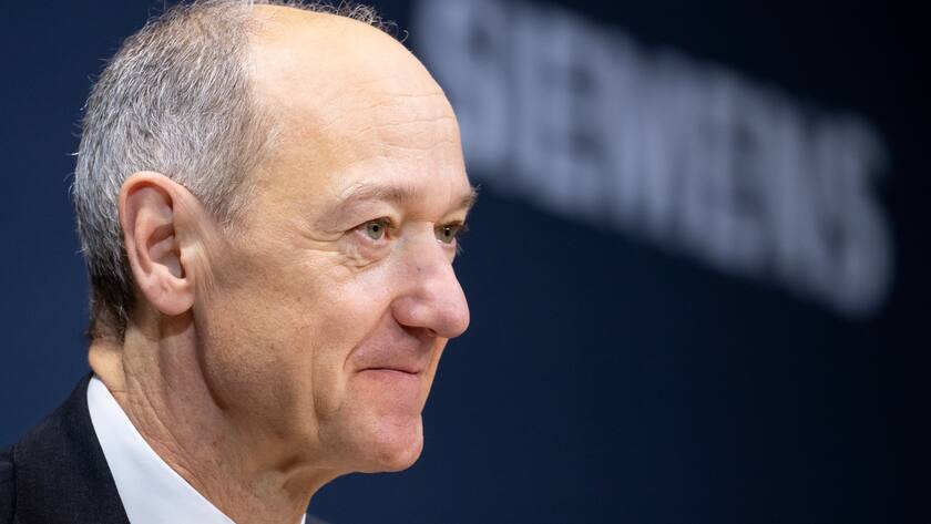 17.11.2022, Bayern, München: Roland Busch, Vorstandsvorsitzender der Siemens AG, nimmt an der Jahrespressekonferenz von Siemens teil. Siemens hat das von Ukrainekrieg und hohen Abschreibungen auf das ehemalige Energiegeschäft geprägte Geschäftsjahr mit einem Milliardengewinn abgeschlossen. Foto: Sven Hoppe/dpa +++ dpa-Bildfunk +++ (KEYSTONE/DPA/Sven Hoppe)