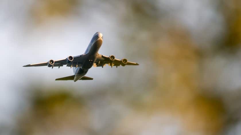 Ein Frachtflugzeugder russischen Fluggesellschaft AirBridgeCargo für den Transport von gekühlten Medikamenten startet vom Flughafen Leipzig/Halle.
