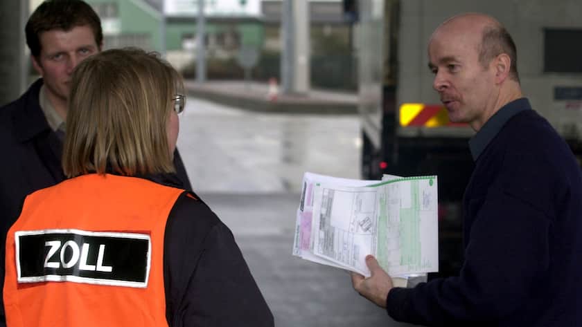 Wo das Bürokratiemonster noch wütet Eine Zoellnerin und ein Lastwagenfahrer unterhalten sich am 2. Januar 2001 am franzoesischen Autobahnzoll in Basel ueber die Einfuehrung der Leistungsabhaengigen Schwerverkehrsabgabe LSVA. (KEYSTONE/Dominik Pluess) === ELECTRONIC IMAGE ===