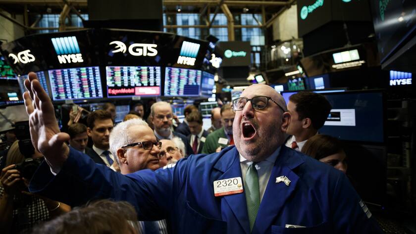 epa06643599 Specialist Peter Giacchi announces the start of trading of shares of Spotify at the New York Stock Exchange during the company's Initial Public Offering in New York, New York, USA, on 03 April 2018. EPA/JUSTIN LANE