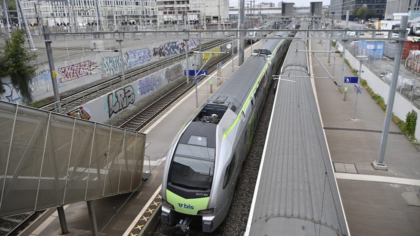 Zuege der BLS und der SBB stehen still im Bahnhof Bern Wandorf am Freitag, 2. Oktober 2020. Im Raum Bern ist der Zugverkehr seit Freitagmorgen stark gestoert. Zuege aus dem Osten der Schweiz koennen wegen einer Fahrleitungsstoerung zwischen dem Hauptbahnhof und Bern Wankdorf nicht in den Bahnhof Bern einfahren. (KEYSTONE/Anthony Anex)
