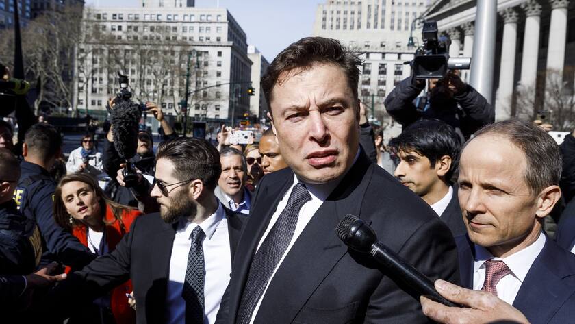 Nicht das erste Mal vor Gericht: Elon Musk und seine Anwälte erschienen im April 2019 vor einem Bundesrichter in New York, der darüber entscheidet, ob der Tesla-CEO wegen Verletzung einer Vereinbarung mit der US-Börsenaufsichtsbehörde (SECO) verurteilt werden sollte. Auf dem Bild antwortet er auf die Frage eines Reporters nach der Anhörung vor dem US-Bundesgericht in New York.