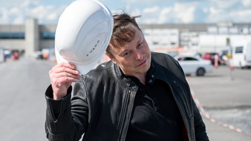 17.05.2021, Brandenburg, Grünheide: Elon Musk, Tesla-Chef, steht auf der Baustelle der Tesla Fabrik und grüßt mit dem Schutzhelm. Er hat sich ein Bild vom Baufortschritt der neuen Fabrik in Grünheide bei Berlin gemacht, die wohl mehrere Monate später als ursprünglich geplant die Produktion aufnehmen wird. Der 49-jährige gab am Montag zunächst keine Stellungnahmen ab. Foto: Christophe Gateau/dpa +++ dpa-Bildfunk +++ (KEYSTONE/DPA/Christophe Gateau)