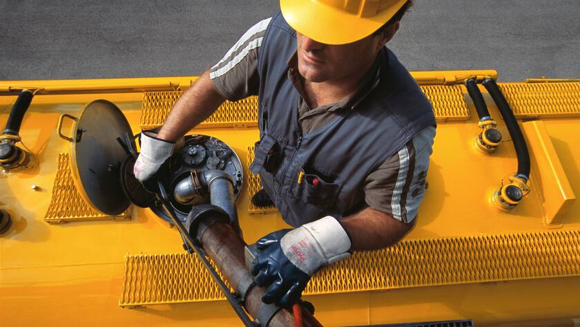 Opec plant weitere Ausweitung der Öl-Förderung Ein Angestellter der Firma Rosenberger AG fuellt am 13. September 2004 an einem Stehtank in Schlieren seinen Tankwagen auf. (KEYSTONE/Martin Ruetschi) === , ===