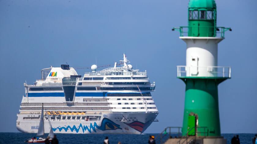 08.05.2021, Mecklenburg-Vorpommern, Warnemünde: Das Kreuzfahrtschiff "Aidasol" fährt auf der Ostsee Richtung Hafeneinfahrt. Das Schiff kommt anlässlich der Nationalen Maritimen Konferenz am 10.05.2021 und der Einweihung der neuen Landstromanlage nach Warnemünde. Foto: Jens Büttner/dpa-Zentralbild/dpa +++ dpa-Bildfunk +++ (KEYSTONE/DPA/Jens Büttner)