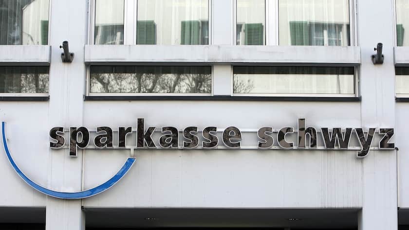 Der Hauptsitz der Sparkasse Schwyz an der Herrengasse in Schwyz am Mittwoch, 24. Februar 2010.(KEYSTONE/Sigi Tischler)