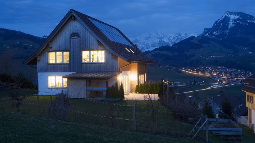 Ein nach Minergie-Standard gebautes EFH in der Daemmerung, aufgenommen am 8. Maerz, 2007, in Nesslau, Kanton St. Gallen, Schweiz.