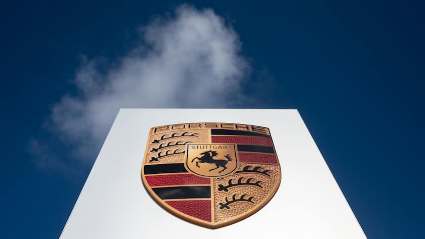 ARCHIV - 08.11.2021, Baden-Württemberg, Stuttgart: Das Logo der Porsche AG ist vor leicht bewölktem Himmel zu sehen. (zu dpa: «Porsche lockt Anleger vor Börsengang mit hohen Renditezielen») Foto: Marijan Murat/dpa +++ dpa-Bildfunk +++ (KEYSTONE/DPA/Marijan Murat)