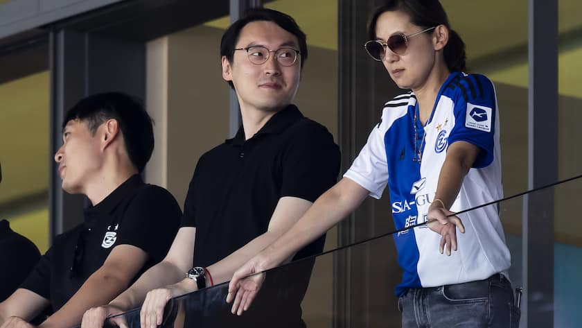 Grasshoppers Besitzerin Jenny Wang, rechts, und GC-Praesident Sky Sun, Mitte, nach dem Sieg ueber Lugano im Fussball Meisterschaftsspiel der Super League zwischen dem Grasshopper Club Zuerich und dem FC Lugano im Letzigrund Stadion, am Sonntag, 24. Juli 2022 in Zuerich. (KEYSTONE/Michael Buholzer)