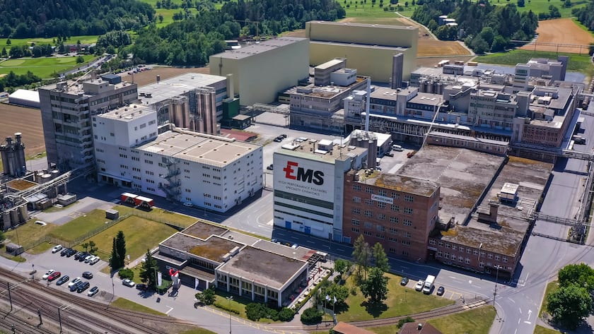 Die EMS-Chemie Holding AG in Domat-Ems mit der Drohne fotografiert, aufgenommen am Freitag, 10. Juli 2020, bei der Halbjahres Bilanz Medienkonferenz fuer Januar 2020 bis Juni 2020 der EMS-Chemie Holding AG im Buendnerischen Domat-Ems. Die EMS-Gruppe erzielte im 1. Halbjahr 2020 einen Nettoumsatz von 849 Millionen Franken und ein Betriebsergebnis von 229 Millionen Franken. Die Nettoliquiditaet stieg von 696 Millionen Franken auf 864 Millionen Franken. (KEYSTONE/Eddy Risch)