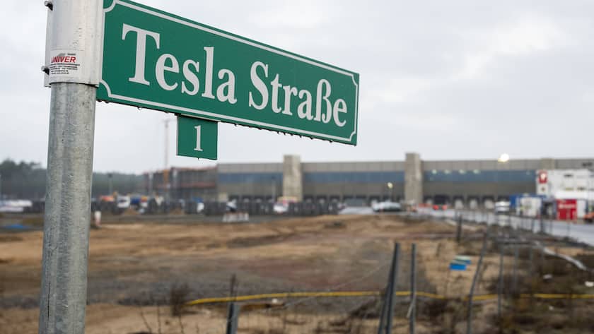 Implenia baut Halle für Tesla-Fabrik in Berlin Zufahrtsstrasse zur künftigen Gigafactory von Tesla in Berlin