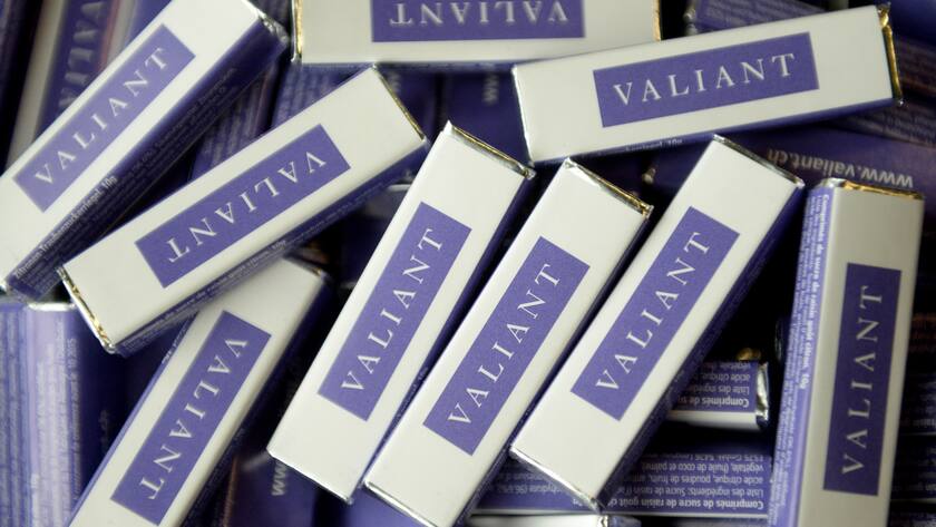 Kleine Suessigkeiten werden offeriert anlaesslich der Bilanzmedienkonferenz der Bank Valiant am Mittwoch, 4. Maerz 2015, im KKL in Luzern. Die Valiant Bank hat sich 2014 von ihren Querelen erholt. Der Betriebsgewinn liegt um fast ein Viertel hoeher bei 104,4 Mio. Franken. Der Konzerngewinn erhoehte sich um 3,4 Prozent auf 94,5 Mio. Franken. (KEYSTONE/Urs Flueeler)