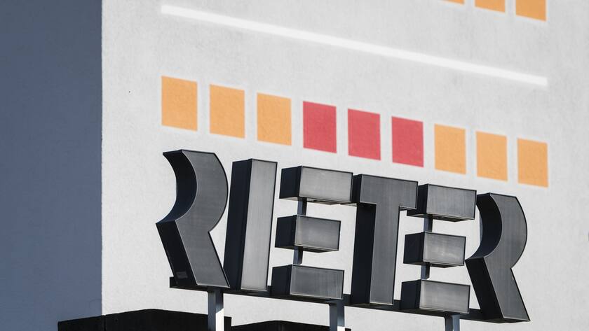 Das Logo des Spinnmaschinen-Herstellers Rieter in Winterthur am Dienstag, 20. Oktober 2015. Rieter will in Winterthur Maschinen nur noch montieren und baut darum an diesem Standort ueber 200 Stellen ab, wie das Unternehmen heute bekannt gab. Der Spinnmaschinen-Hersteller reagiert damit auf die rücklaeufige Nachfrage und den starken Franken. (KEYSTONE/Dominic Steinmann)
