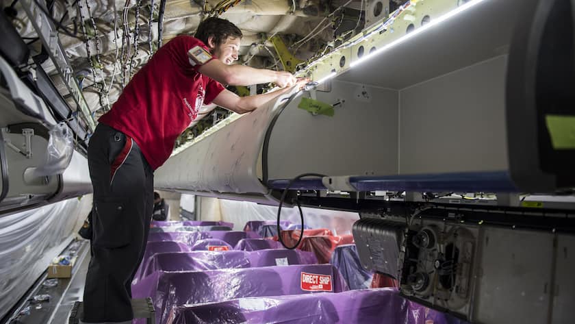 Ein Mechaniker arbeitet an einer Maschine der SAS Scandinavian Airlines am Kabinenumbau und der Installation des WiFi und High-End-Entertainment-Systems im Hangar C-Check anlaesslich einer Pressekonferenz der SR Technics auf dem Flughafen am Dienstag, 20. Januar 2015, in Zuerich. (KEYSTONE/Ennio Leanza) ***