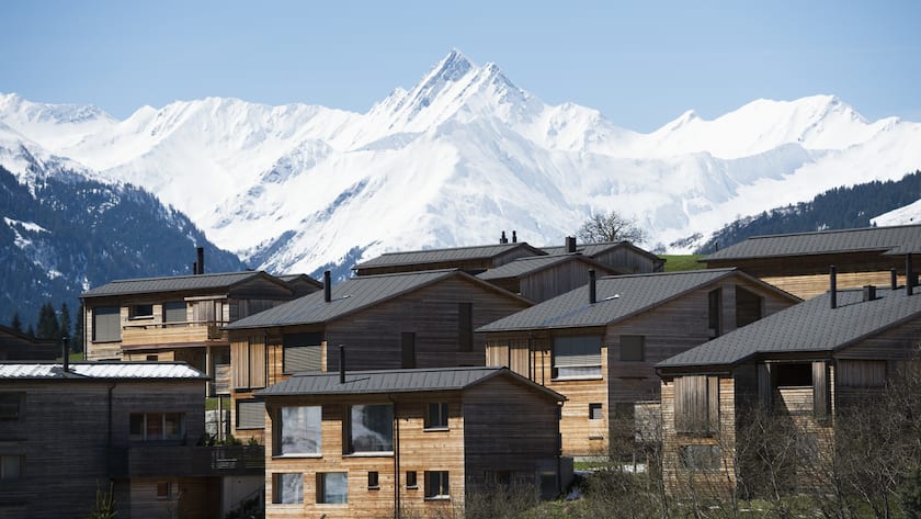 Blick auf eine Ferienwohnungs-Ueberbauung, im Hintergrund der Piz Terri, aufgenommen am Mittwoch, 20. April 2016, in Cumbel, Lumnezia. (KEYSTONE/Gian Ehrenzeller)