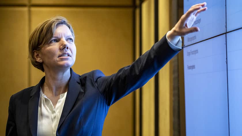 Manuela Suter, CFO, spricht an der Bilanzmedienkonferenz von Bucher Industries AG am Mittwoch, 4. Maerz 2020, in Zuerich. (KEYSTONE/Alexandra Wey)