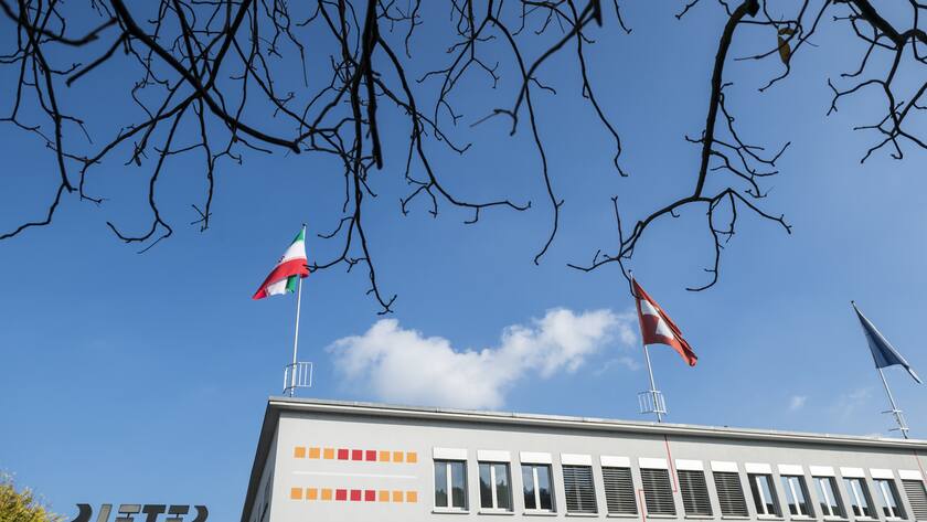 Das Logo und Flaggen auf dem Dach des Spinnmaschinen-Herstellers Rieter in Winterthur am Dienstag, 20. Oktober 2015. Rieter will in Winterthur Maschinen nur noch montieren und baut darum an diesem Standort ueber 200 Stellen ab, wie das Unternehmen heute bekannt gab. Der Spinnmaschinen-Hersteller reagiert damit auf die rücklaeufige Nachfrage und den starken Franken. (KEYSTONE/Dominic Steinmann)