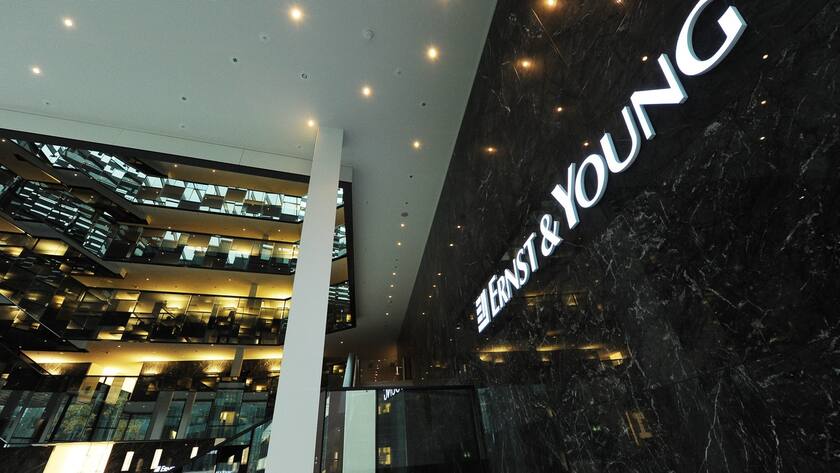 Das Logo von Ernst & Young in Zürich