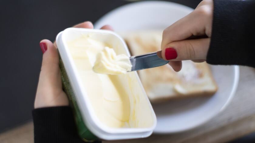 Eine Frau streicht zum Fruehstueck Butter auf ein Stueck Toastbrot, aufgenommen am 26. Mai 2020 in Zuerich. (KEYSTONE/Gaetan Bally)