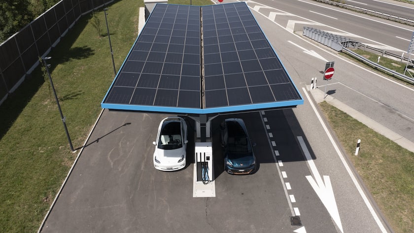 E-Autos werden an Schnelladestationen des Betreibers GoFast auf dem Autobahn-Rastplatz Oftringen Ost geladen.