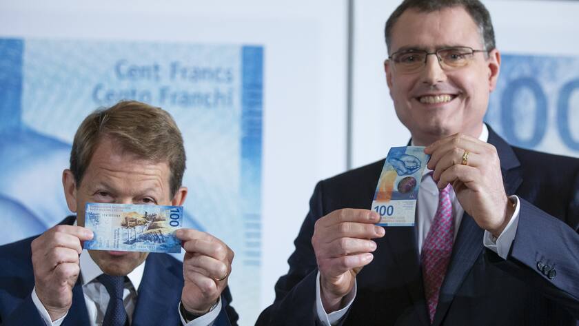 SNB-Chef Thomas Jordan und Vize Fritz Zurbrügg bei der Präsentation einer neuen Franken-Note: Der verliert immer weiter an Boden.