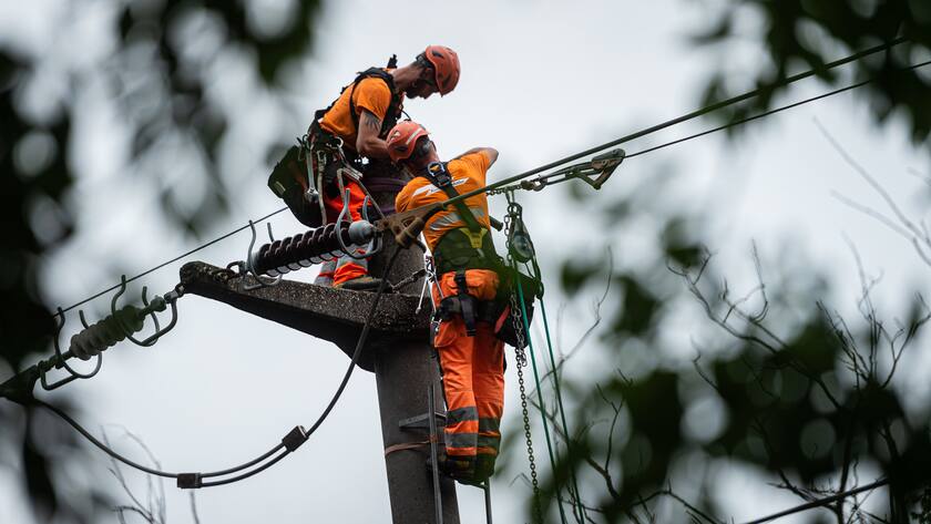 Mitarbeiter der Firma fuer Leitungsbau und elektrische Anlagen Kummler und Matter erneuern aeltere Hochspannungskabel in Morbio Inferiore. Im unteren Mendrisiotto kam es Anfang August zu laengeren Stromunterbruechen wegen Arbeiten am Stromnetz. (KEYSTONE/Ti-Press/Elia Bianchi)