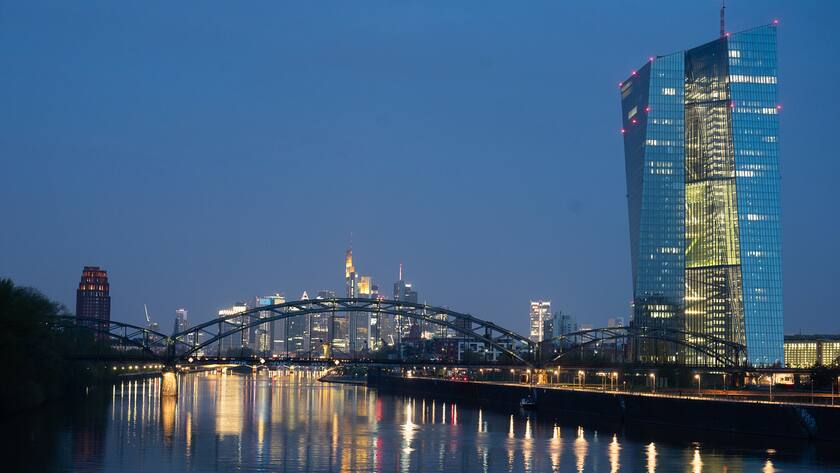 Lichter brennen am frühen Morgen im Gebäude der Europäischen Zentralbank (EZB).