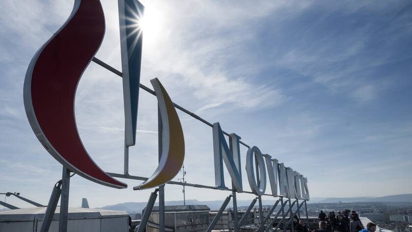 Das Novartis-Logo auf einem Gaebauede im Klybeck-Areal, fotografiert in Basel am Donnerstag, 30. Maerz 2017. Das heute geschlossene Industrieareal Klybeck soll in den naechsten Jahren zu einem Stadtquartier entwickelt werden. (KEYSTONE/Georgios Kefalas)