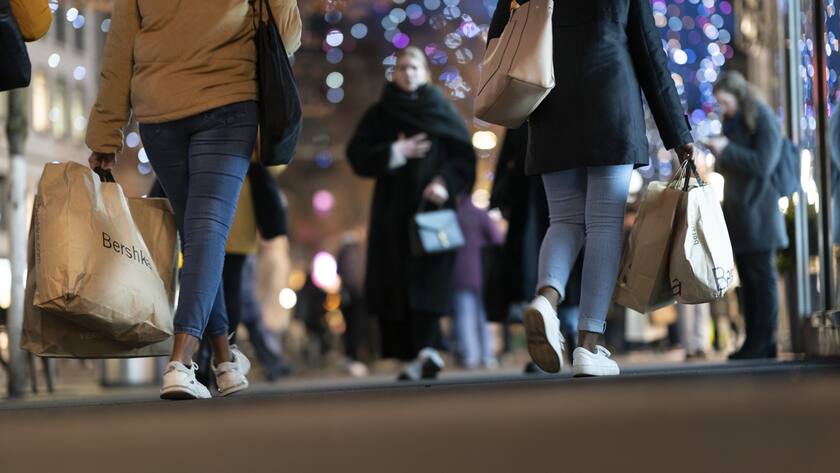 Personen mit Schutzmasken und Einkaufstaschen an der Zuercher Bahnhofstrasse, fotografiert am Freitag 26. November 2021 in Zuerich. (KEYSTONE/Gaetan Bally)