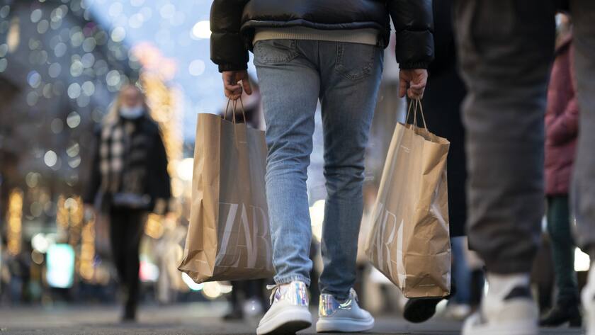 Personen und Einkaufstaschen an der Zuercher Bahnhofstrasse, fotografiert am Freitag 26. November 2021 in Zuerich. (KEYSTONE/Gaetan Bally)